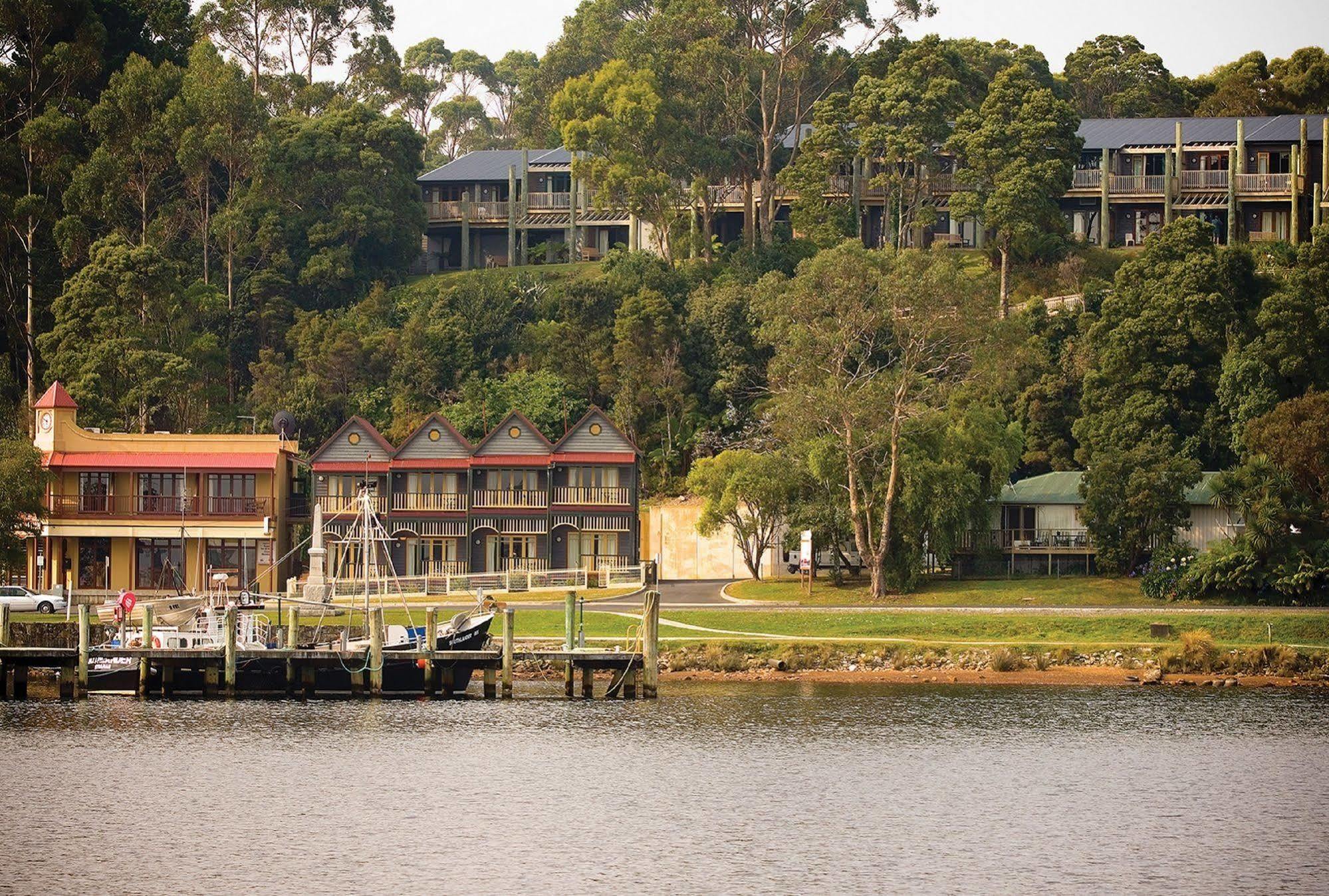 Strahan Village Extérieur photo